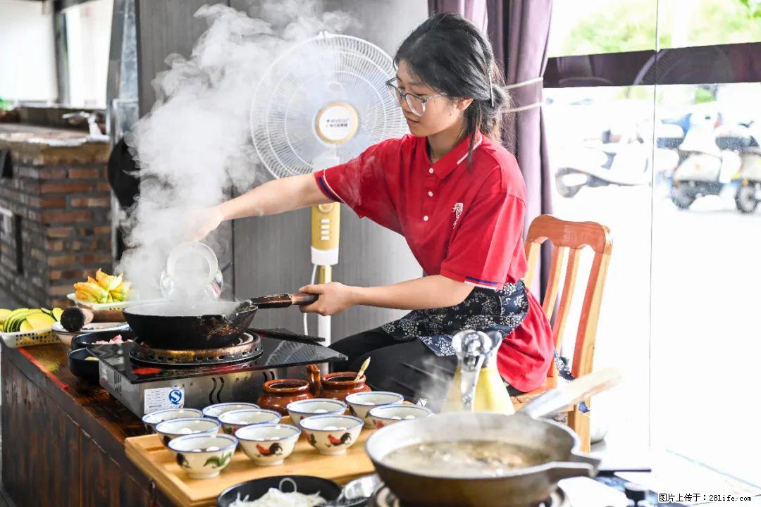 全网追的“扁担女孩”，找了一份暑假工，时薪12元 - 贵港生活资讯 - 贵港28生活网 gg.28life.net